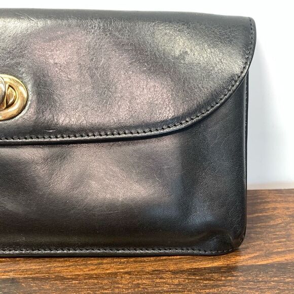 Hobo Women's Solid Twist Lock Closure Leather Wallet Clutch Black - Picture 4 of 11